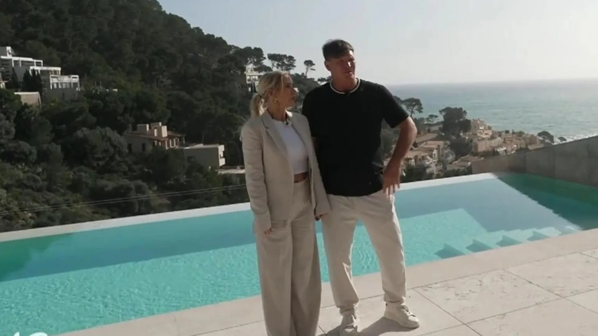 Goodbye Deutschland: Peggy und Steff stehen in einer Villa an einem Infinity-Pool