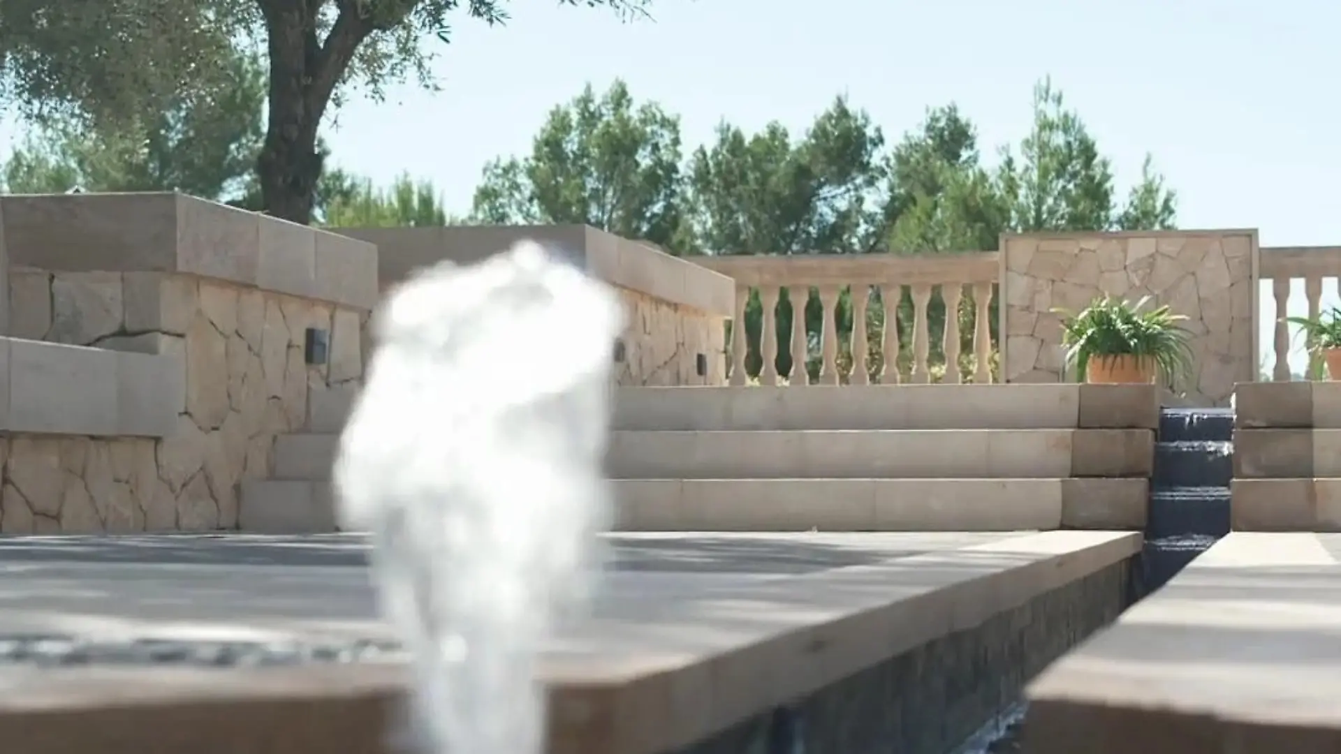 Goodbye Deutschland: Wasserspiele in einer mallorquinischen Villa