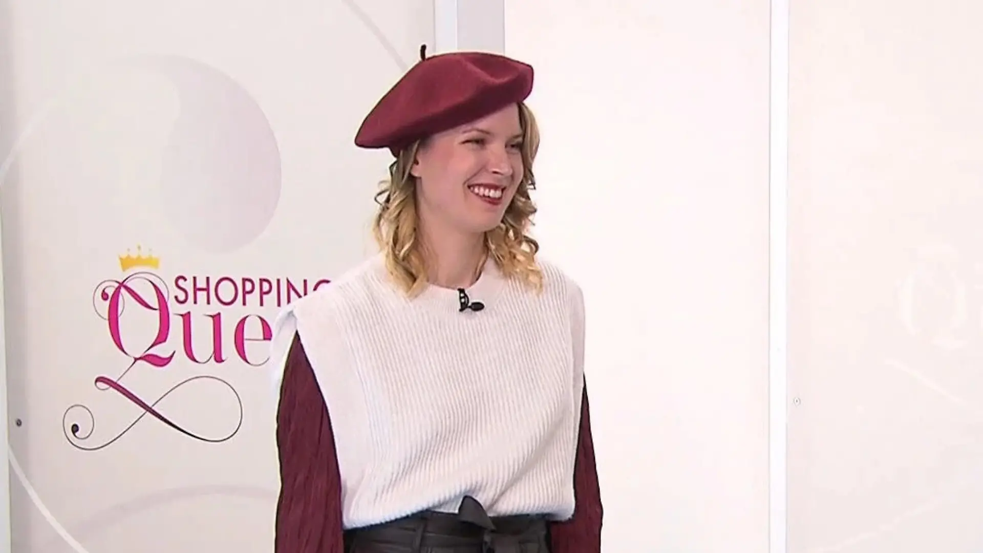 Janina präsentiert ihr Outfit auf dem Catwalk