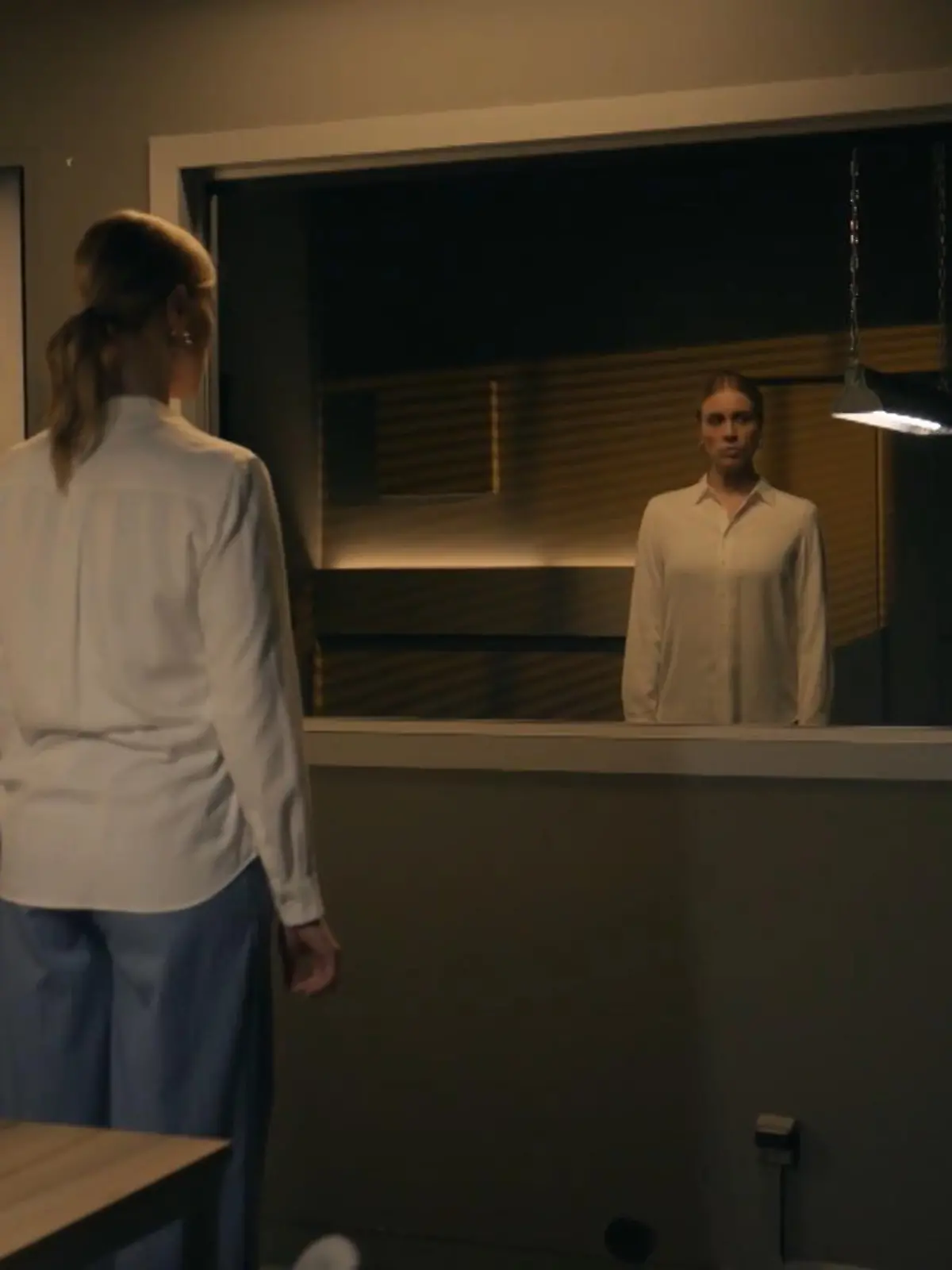 Bild zu: "Zoe merkt, dass sich die Schlinge um ihren Hals zuzieht"