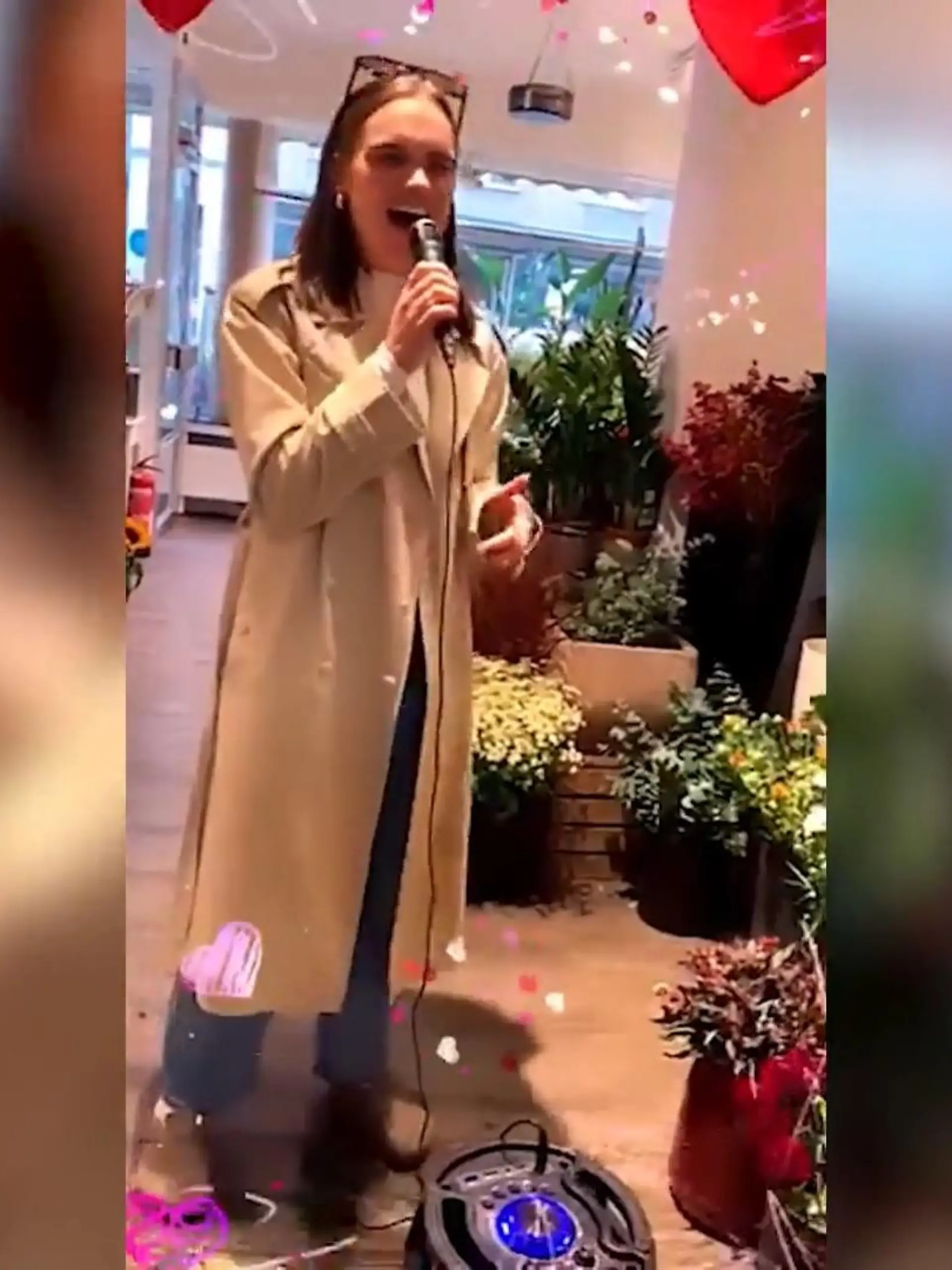 Bild zu: "Karten-Kunden müssen Karaoke singen  "