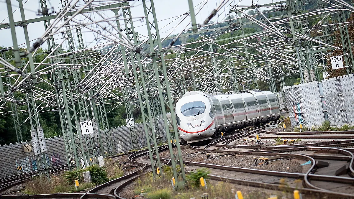 ICE mit Oberleitungen in der Einfahrt zum Erfurter Bahnhof