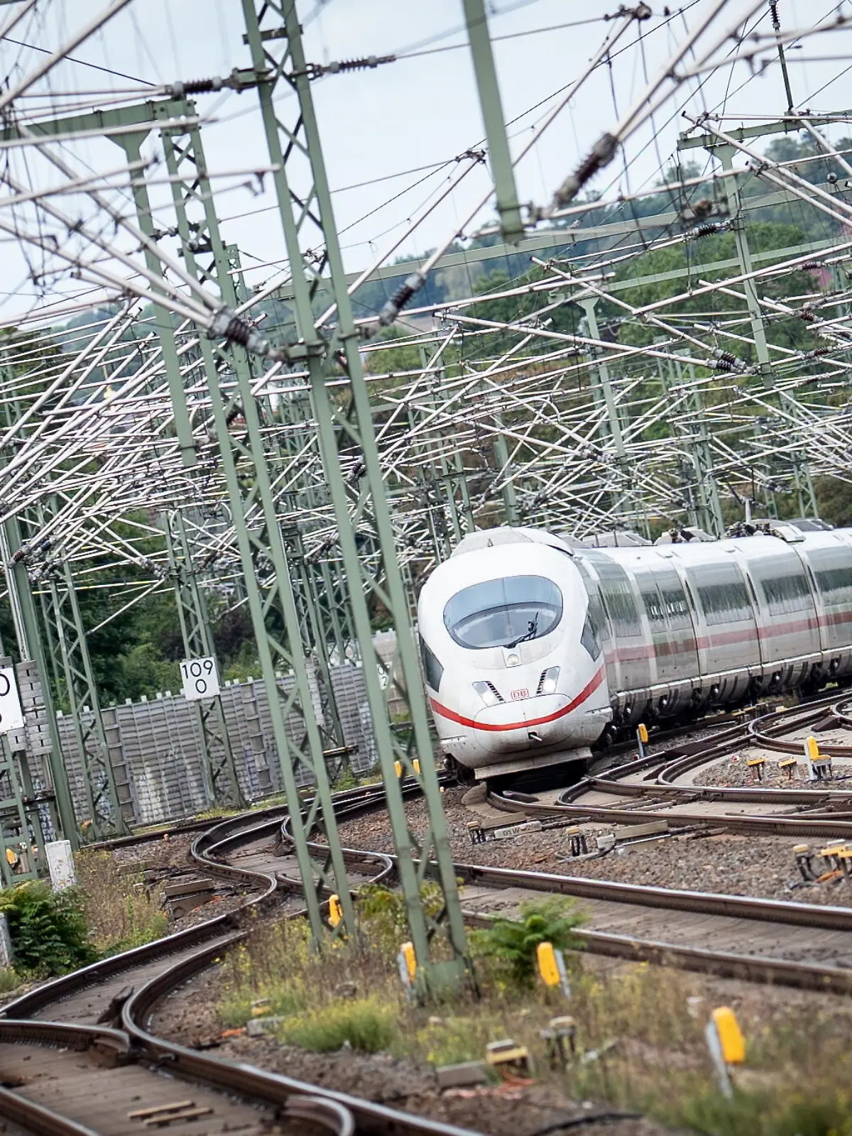 ICE mit Oberleitungen in der Einfahrt zum Erfurter Bahnhof