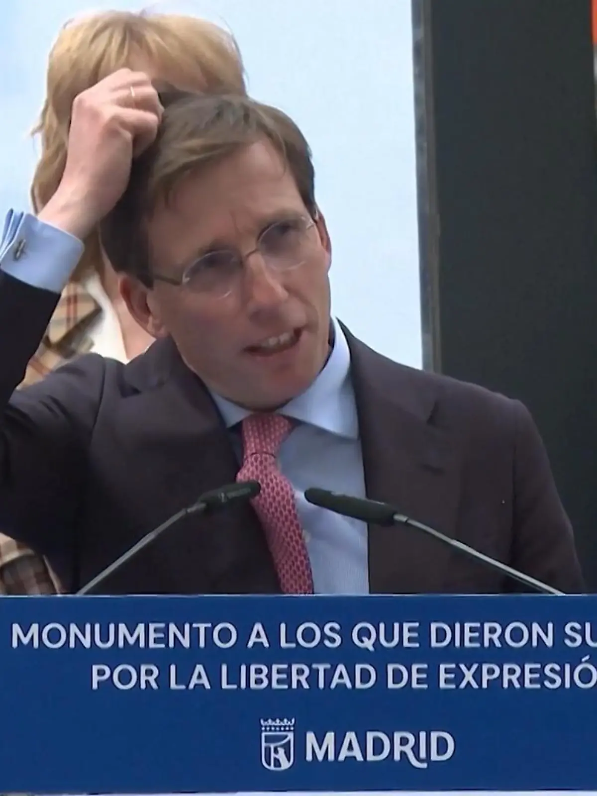 Bild zu: "Bürgermeister von Taube angekackt – mitten in seiner wichtigen Rede!"