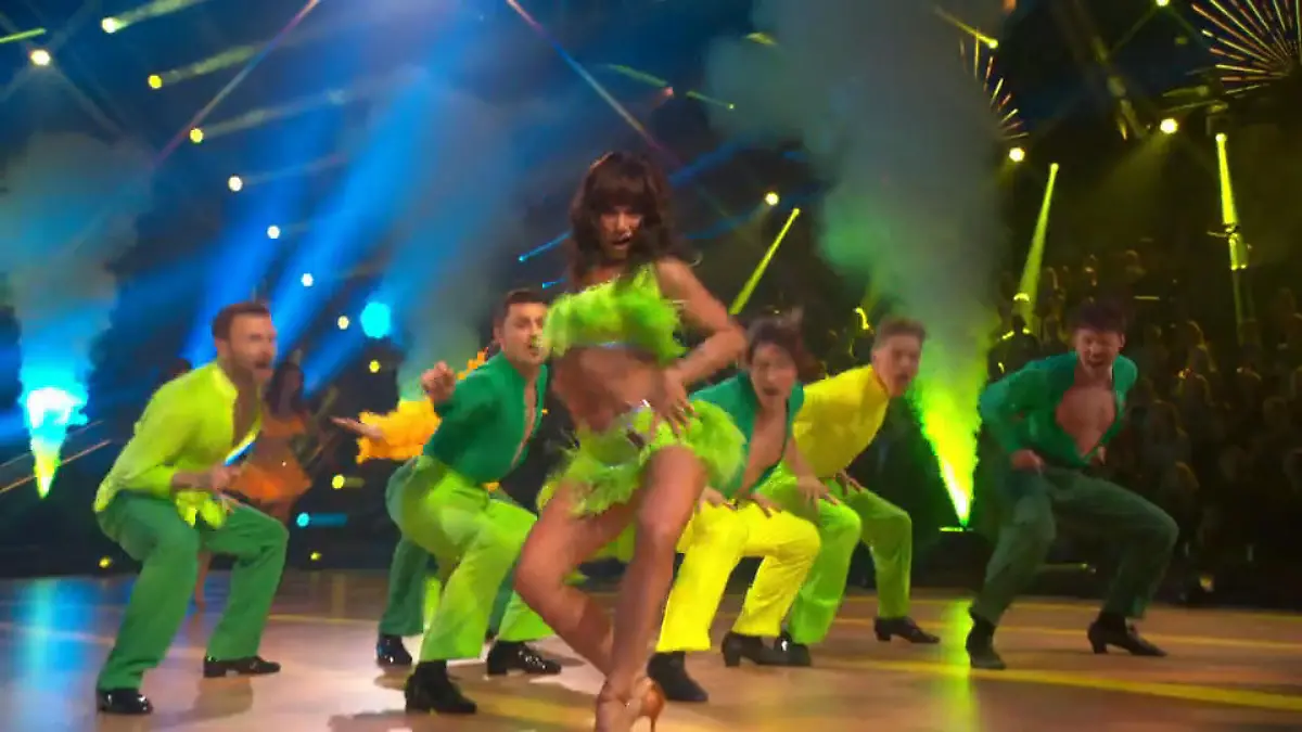 Copacabana-Feeling beim Eröffnungstanz: Die Profis bringen pure Sommer-Energie aufs Parket Heißer Start der Profis