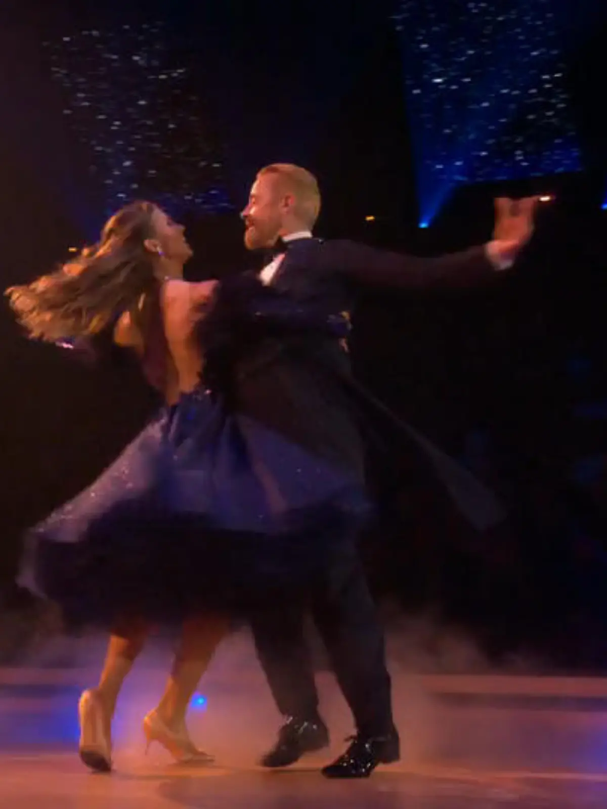 Bild zu: "Langsamer Walzer voller Emotionen: Ross und Mariia berühren auf dem Parkett"