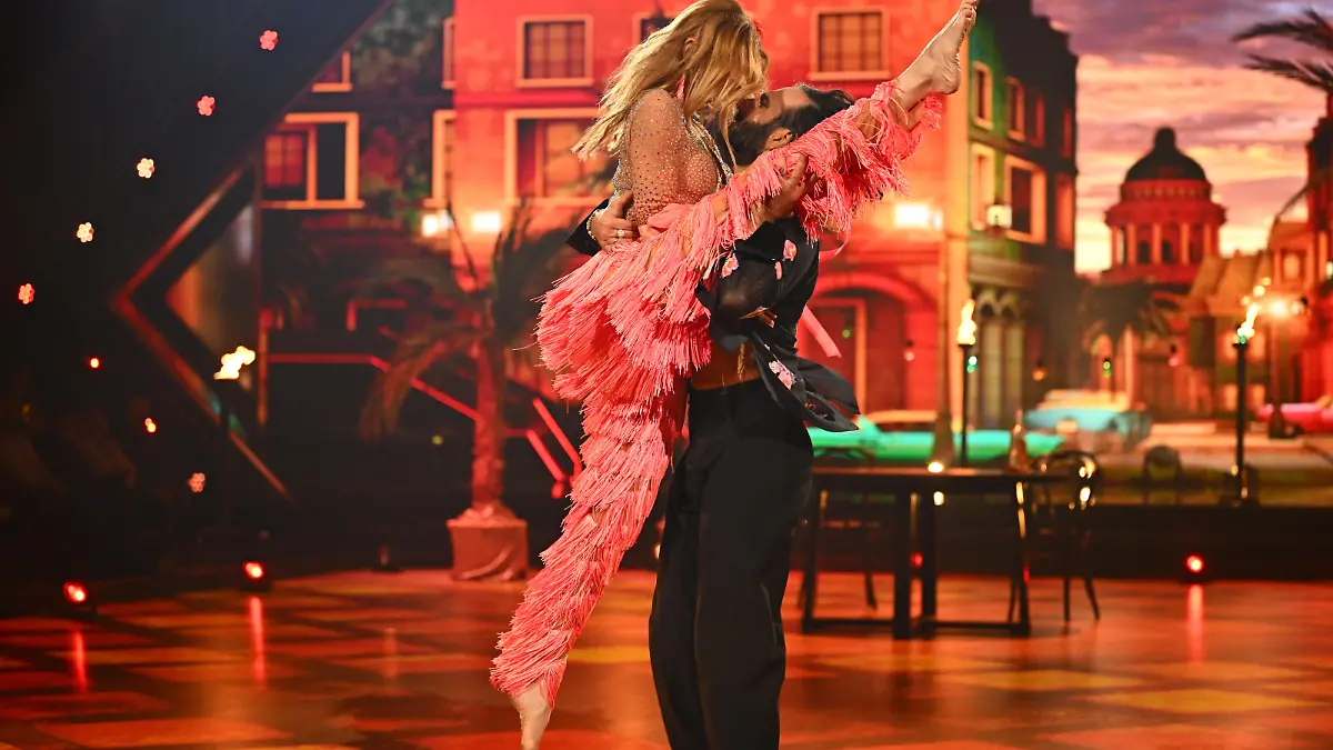 Esther Schweins zeigt bei Salsa sexy Hüftschwung – aber DAFÜR gibt es Kritik! „Let’s Dance“- Show 3