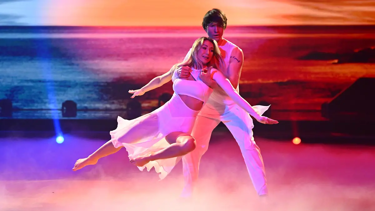 Anna-Carina Woitschack lässt sich beim Contemporary völlig fallen Ein „Let’s Dance“-Tanz voller Emotionen