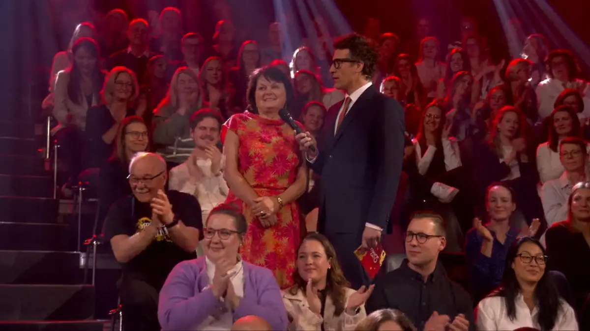 Zuschauerin Karin holt den Umschlag mit dem Ergebnis des Telefon-Votings Briefholerin Karin