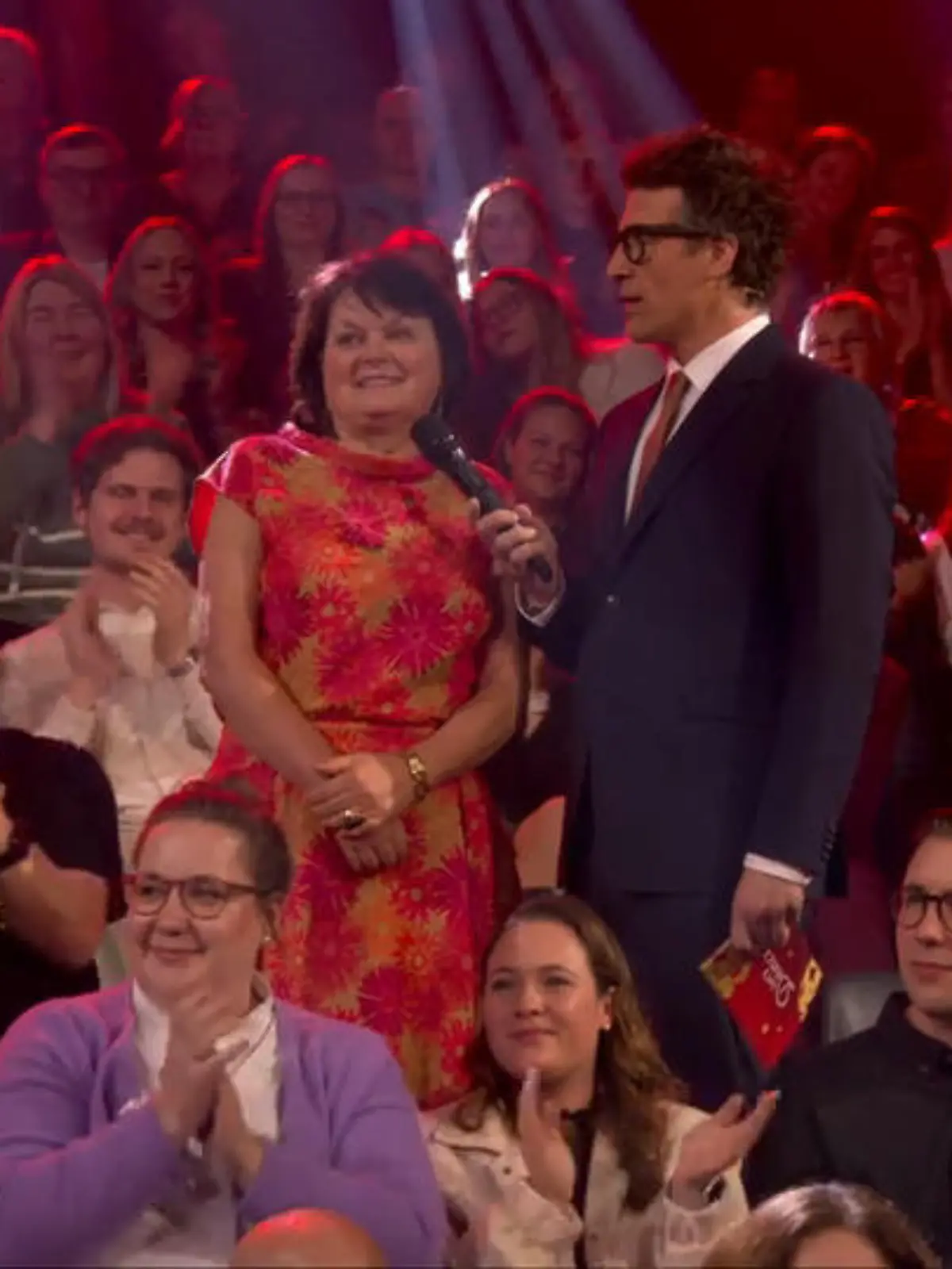 Bild zu: "Zuschauerin Karin holt den Umschlag mit dem Ergebnis des Telefon-Votings"