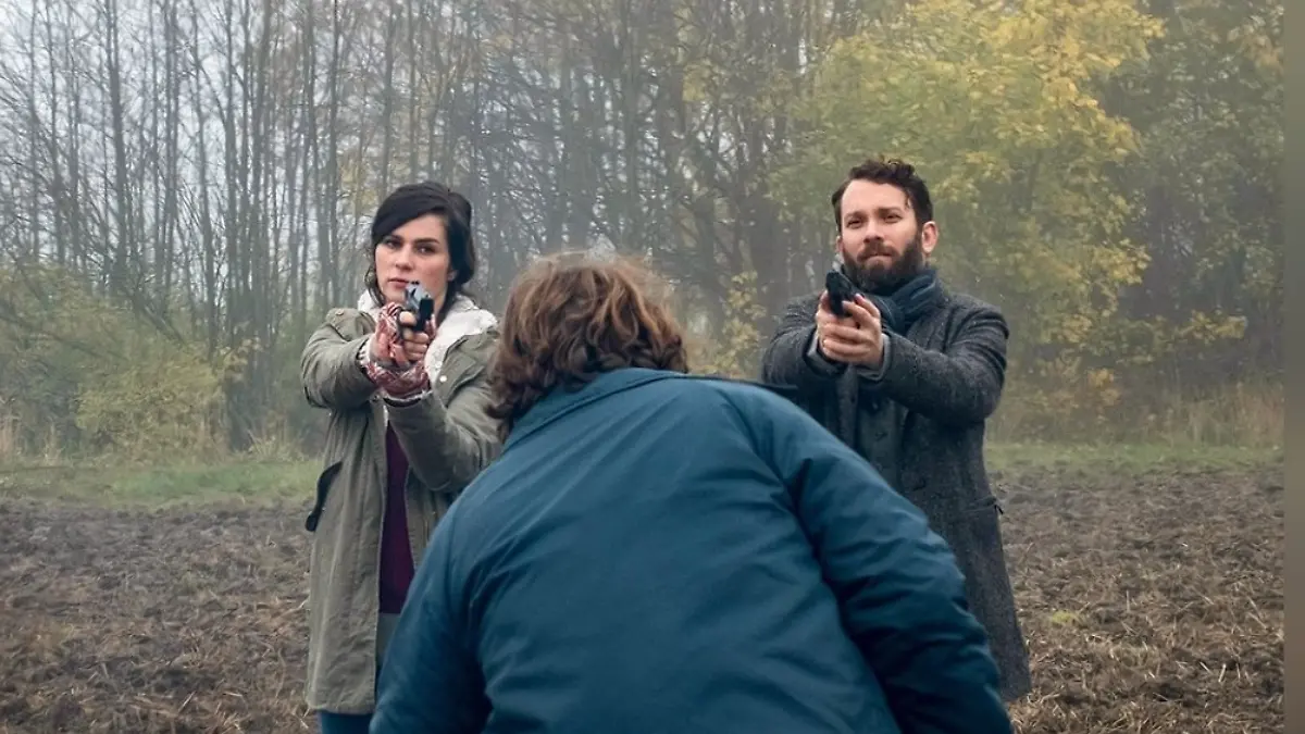 Christian Ulmen war zwischen 2013 und 2021 neben Nora Tschirner im Weimarer „Tatort” zu sehen, hier in „Tatort: Die robuste Roswita”.