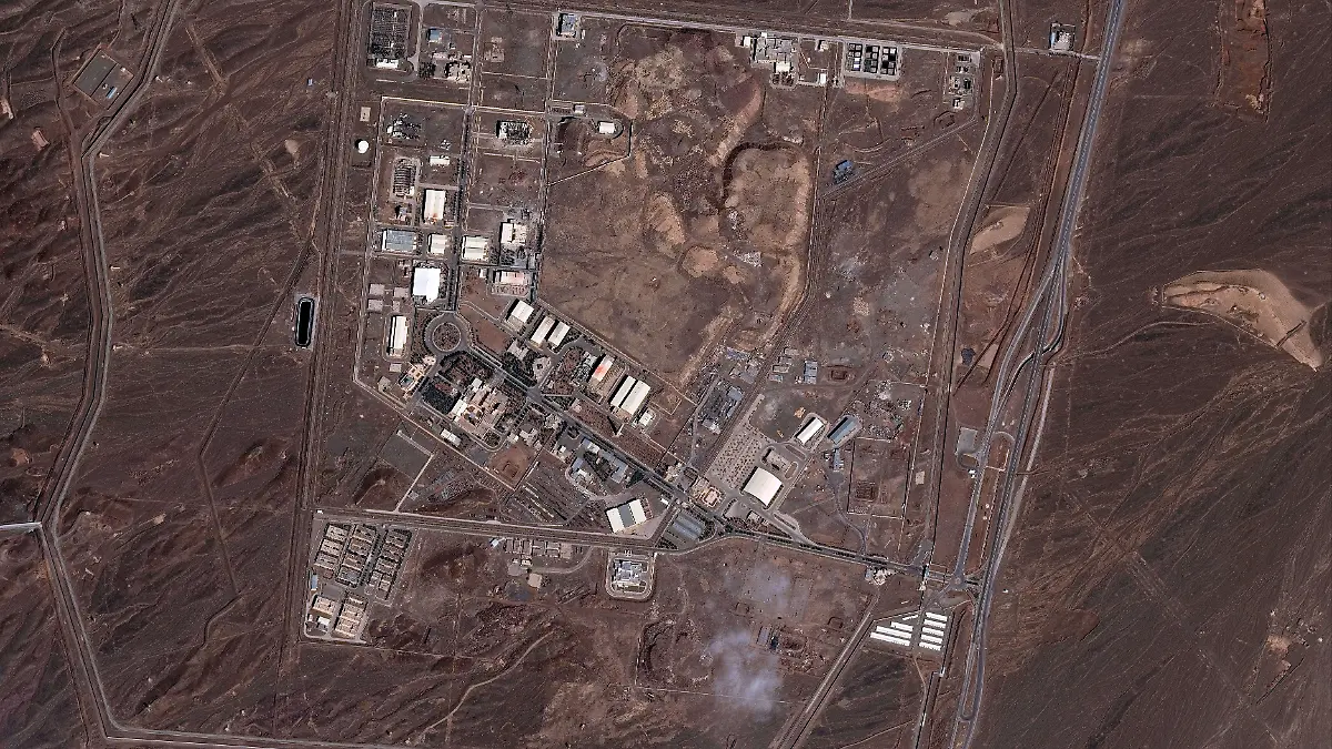 Dieses von Vantor zur Verfügung gestellte Satellitenbild zeigt die Schäden an der iranischen Urananreicherungsanlage in Natans. Inmitten der Angriffe Israels und der USA gegen den Iran hat die Internationale Atomenergie-Organisation (IAEA) neue Schäden an Eingangsgebäuden der unterirdischen Urananreicherungsanlage in Natans bestätigt. +++ dpa-Bildfunk +++
