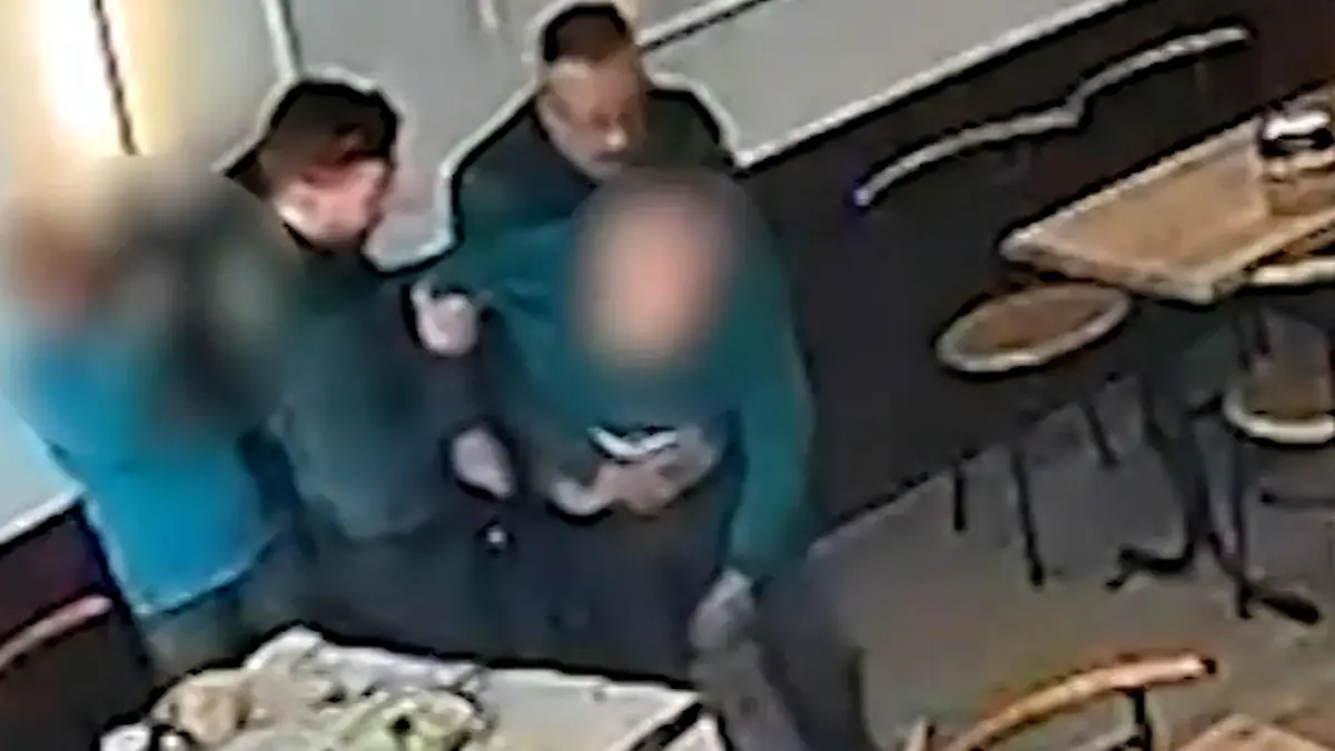 Polizisten retten erstickenden Mann in Restaurant – mit diesem Trick! Beim Essen verschluckt