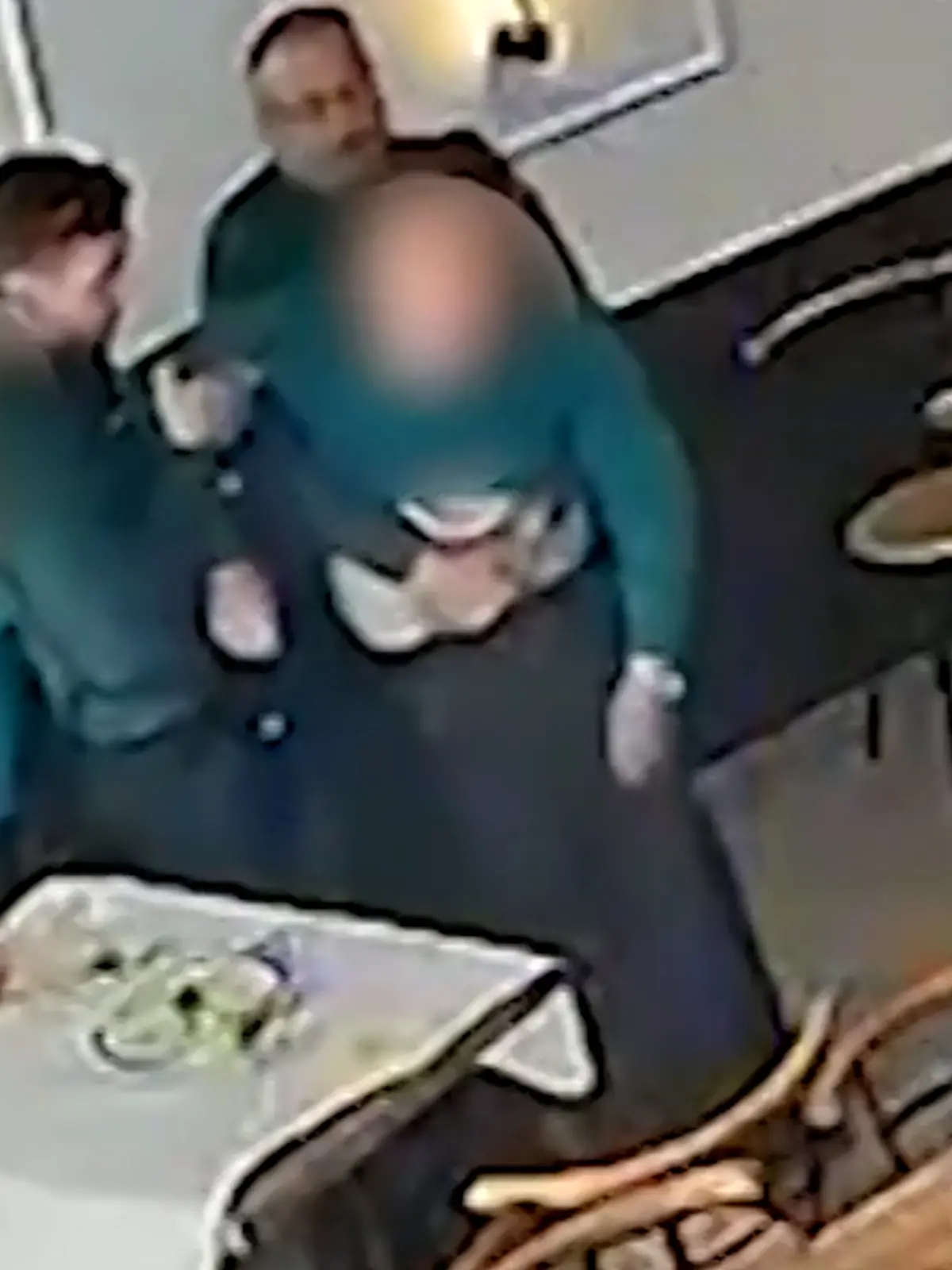 Bild zu: "Polizisten retten erstickenden Mann in Restaurant – mit diesem Trick!"