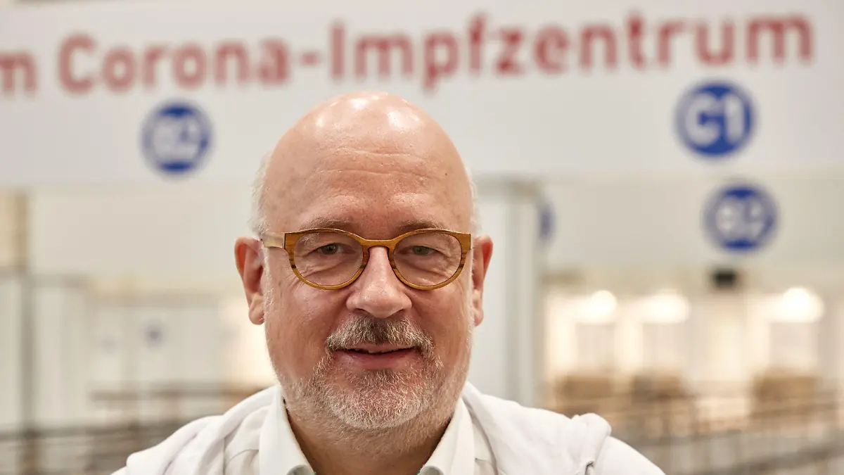 08.01.2021, Hamburg: Dirk Heinrich, Sprecher der medizinischen Leitung, steht im Eingangsbereich des Corona-Impfzentrums in den Messehallen. Foto: Georg Wendt/dpa +++ dpa-Bildfunk +++