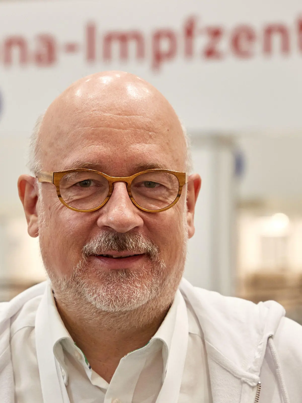 08.01.2021, Hamburg: Dirk Heinrich, Sprecher der medizinischen Leitung, steht im Eingangsbereich des Corona-Impfzentrums in den Messehallen. Foto: Georg Wendt/dpa +++ dpa-Bildfunk +++