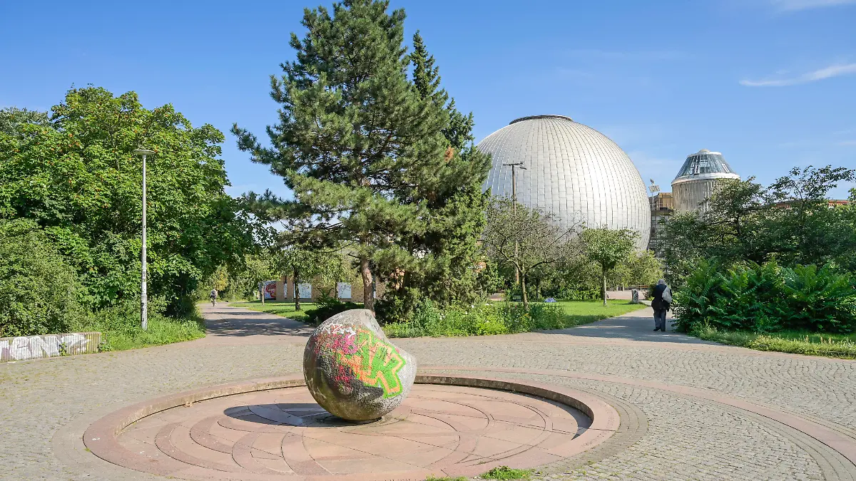 Sonnenuhr am Zeiss-Großplanetarium, Prenzlauer Allee, Prenzlauer Berg, Pankow, Berlin, Deutschland 