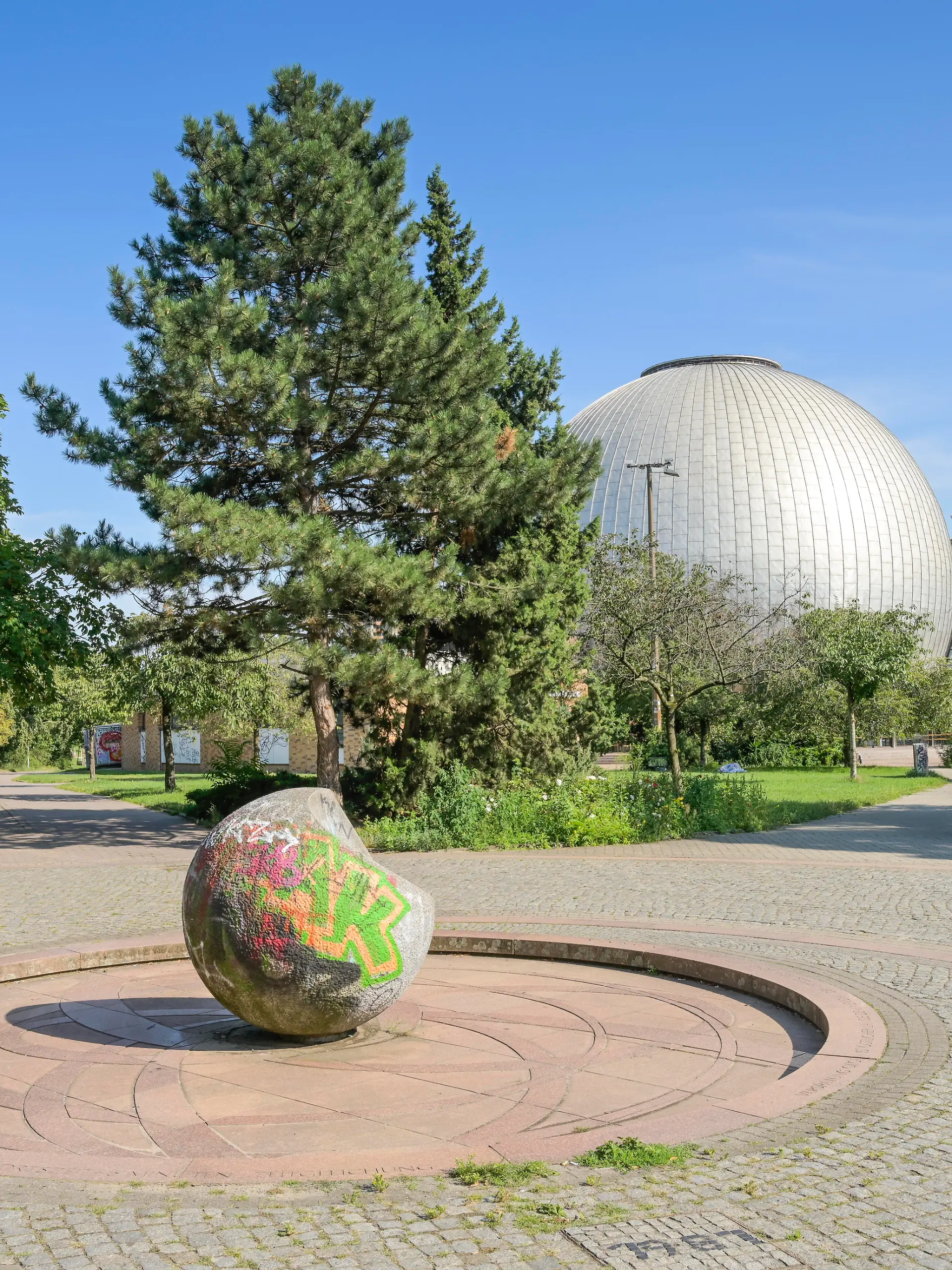 Sonnenuhr am Zeiss-Großplanetarium, Prenzlauer Allee, Prenzlauer Berg, Pankow, Berlin, Deutschland