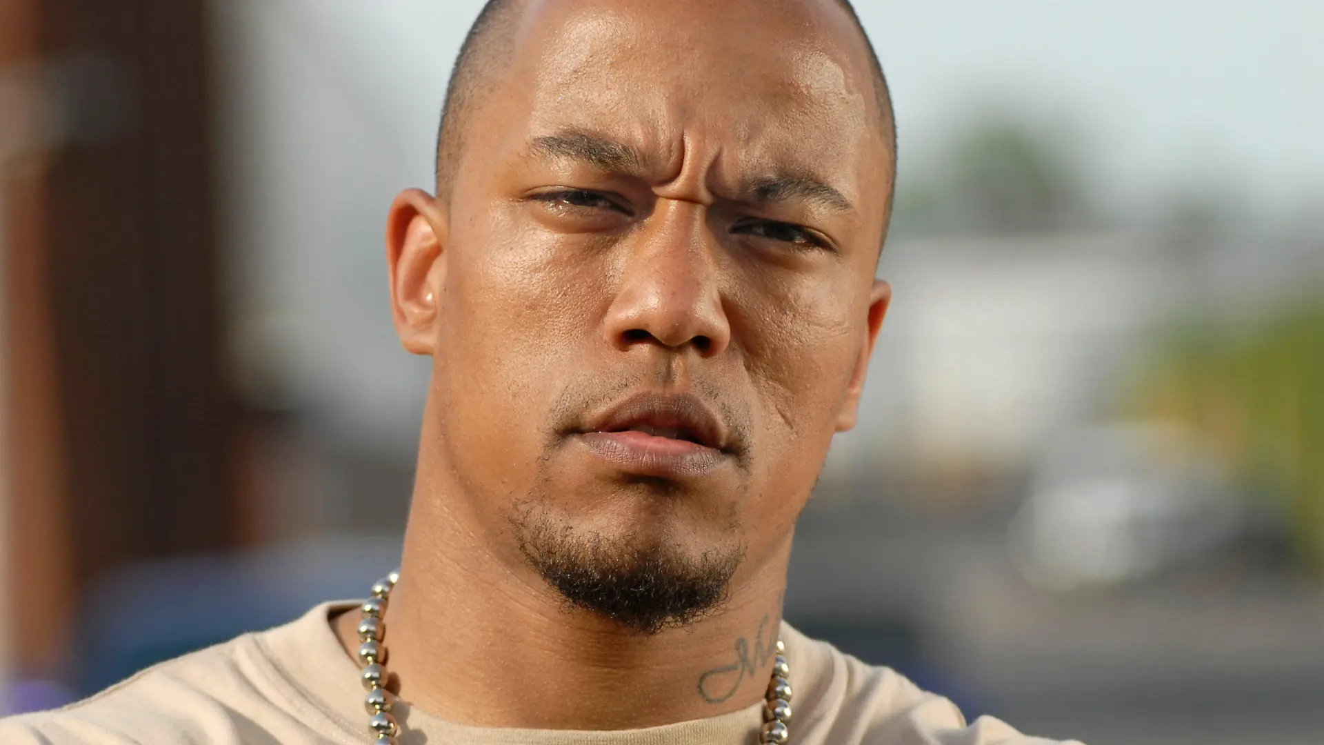 Der damalige Rapper Deso Dogg, mit bürgerlichem Namen Denis Cuspert, posiert am 20.06.2005 in Berlin. Der Berliner Verfassungsschutz hat neue Erkenntnisse über den Kampf des deutschen Islamisten Cuspert in Syrien. Foto: Di Matti/dpa (zu dpa 'Verfassungsschutz sieht «Deso Dogg» im engeren IS-Zirkel' vom 07.09.2014 - Version mit verändertem Ausschnitt) +++(c) dpa - Bildfunk+++