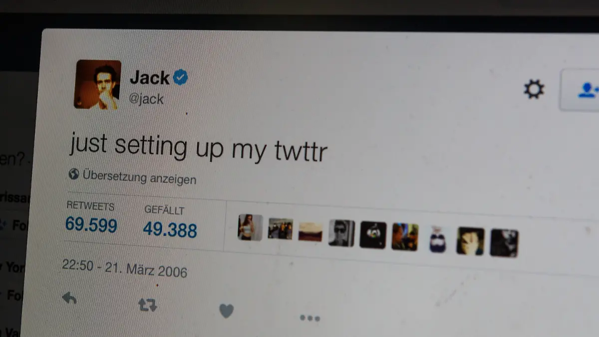 10 Jahre Twitter - der Kurznachrichtendienst feiert Geburtstag / Mitgründer Jack Dorsey schickt am Abend des 21. März 2006 die erste Nachricht ab / just setting up my twttr