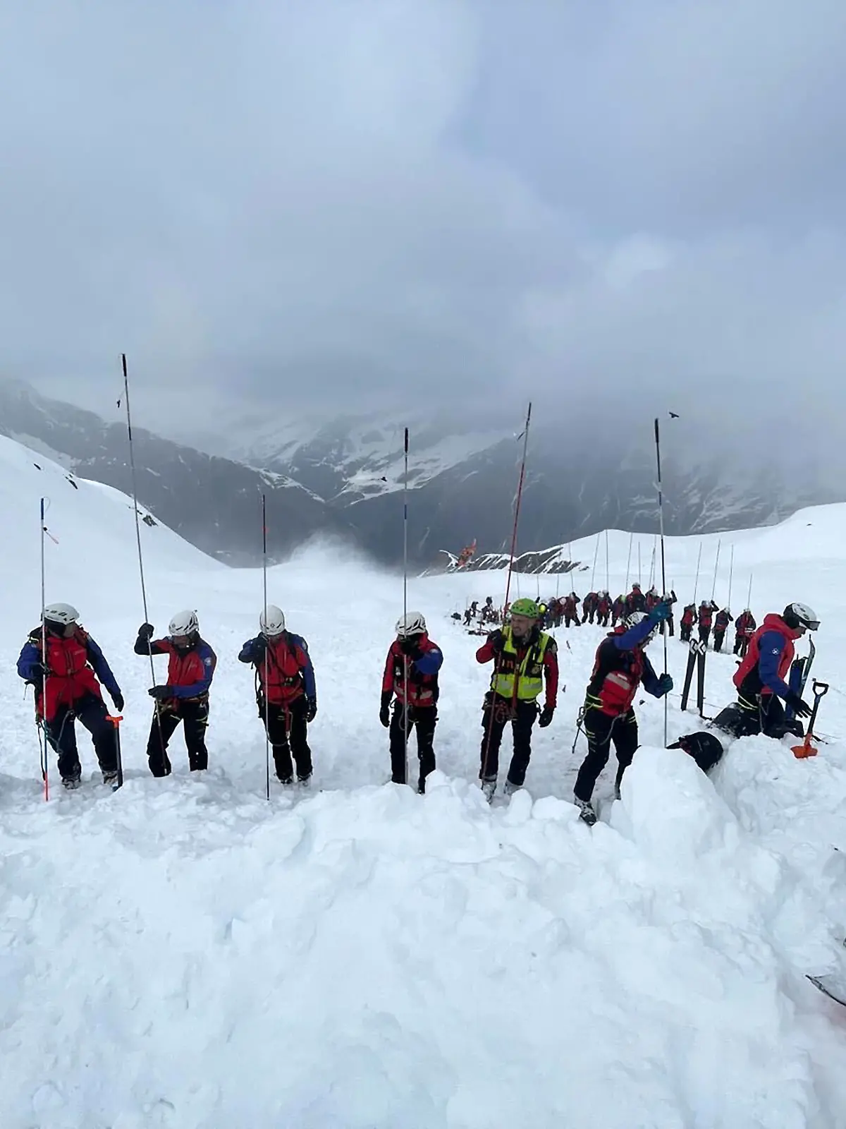 Rettungsdienste suchen an der Hohen Ferse in den Stubaier Alpen. In Südtirol sind mehrere Skifahrer von einer großen Lawine erfasst worden. Nach Angaben der italienischen Bergwacht löste sich die Lawine in hochalpinem Gelände an der mehr als 2.600 Meter hohen Hohen Ferse nahe Ratschings. +++ dpa-Bildfunk +++