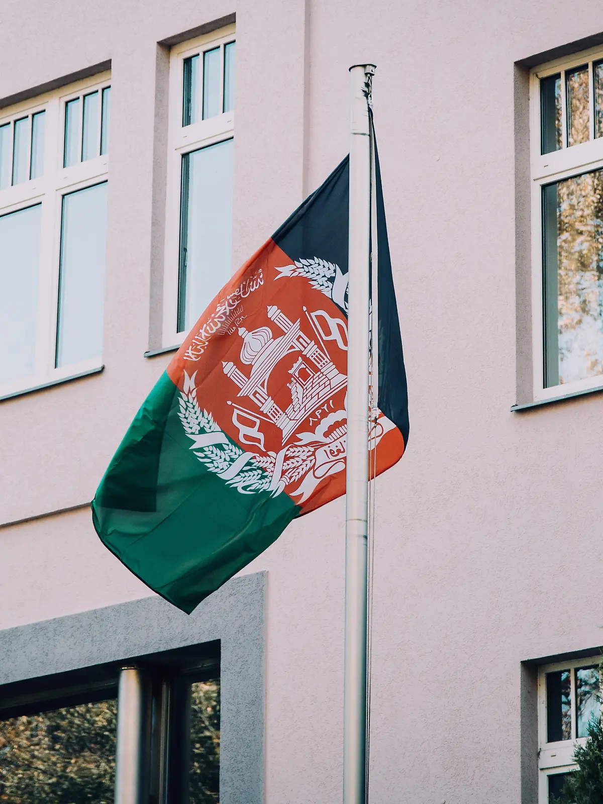 16.10.2024 - Berlin - Das Gebäude der afghanischen Botschaft in Berlin Grunewald. Sowie das Konsulat. [Sonderkonditionen ab 1/2 -Seite und Titelverwendung: Nutzung nur nach vorheriger Preisvereinbarung mit picture alliance möglich.]