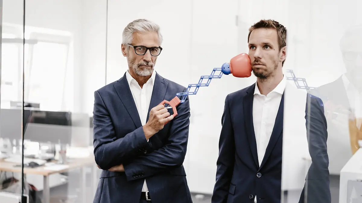 Seitenhieb vom Chef: Manche Menschen setzen Manipulationstechniken im Beruf gezielt ein, um andere zu beeinflussen.