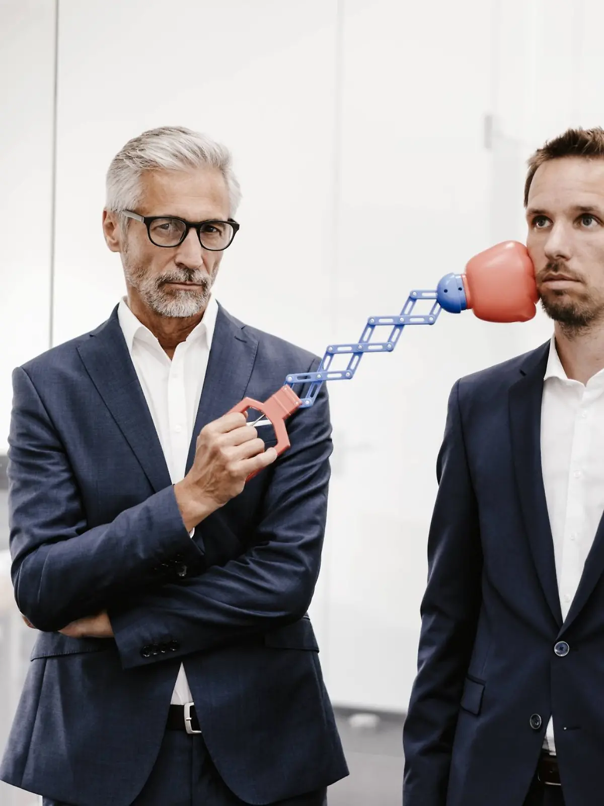 Seitenhieb vom Chef: Manche Menschen setzen Manipulationstechniken im Beruf gezielt ein, um andere zu beeinflussen.