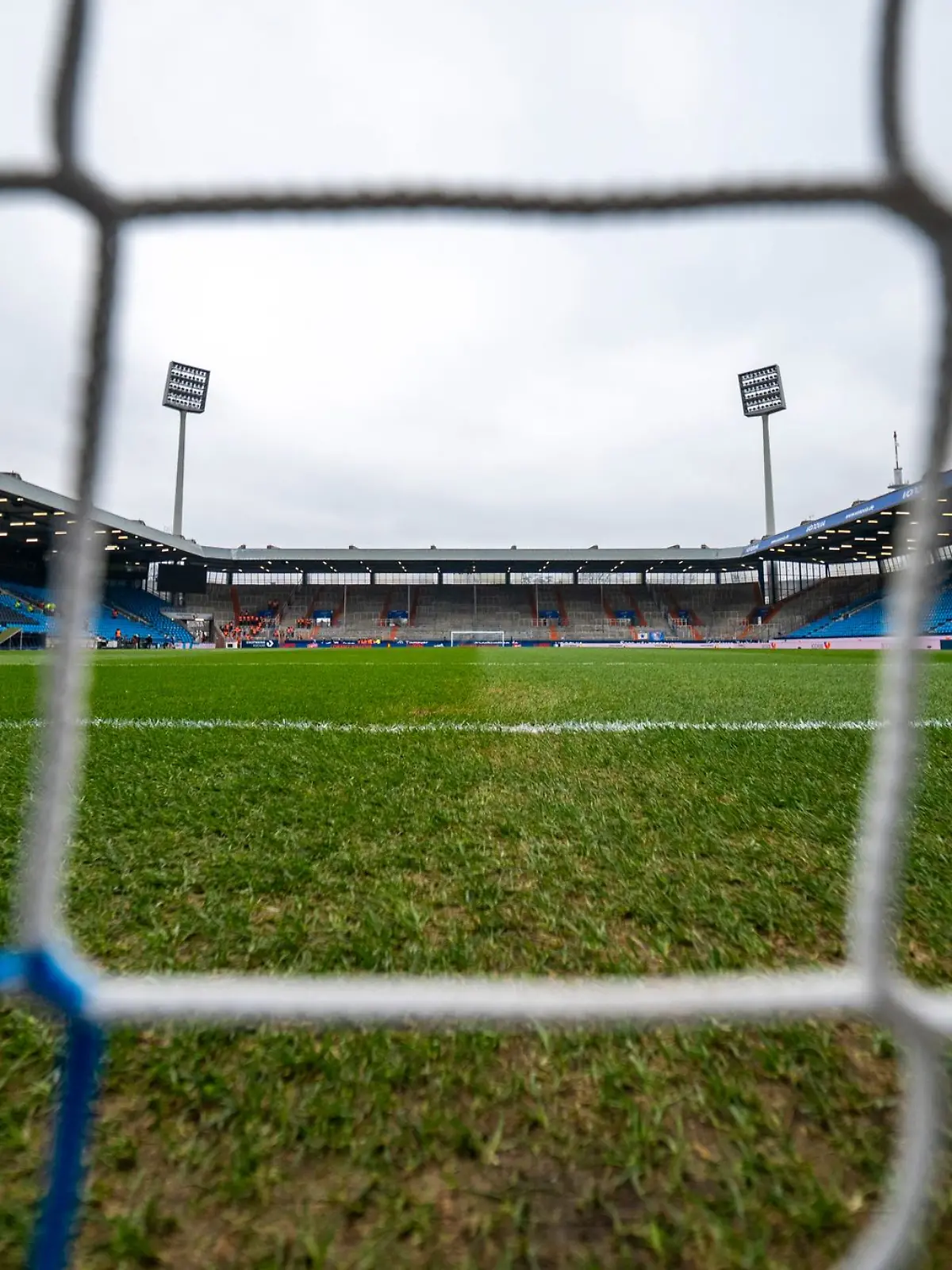 Bild zu: "Junge (7) stirbt durch umstürzendes Fußballtor – jetzt meldet sich der Verein zu Wort"