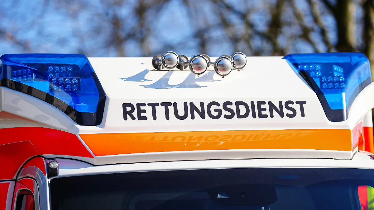Aufschrift "Rettungsdienst" auf Rettungswagen, mit Blaulicht Symbolfoto: Blaulicht, 05.03.2026 Foto: Eibner-Pressefoto/Marcel von Fehrn
