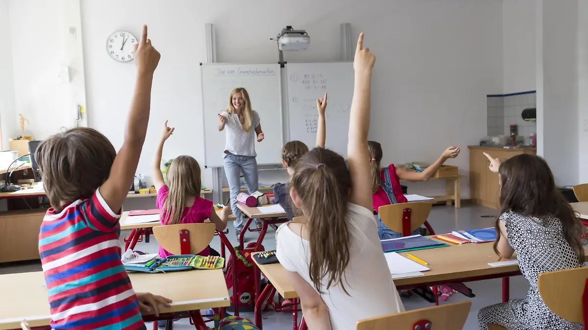 Active pupils raising their hands in class model released Symbolfoto property released PUBLICATIONxINxGERxSUIxAUTxHUNxONLY SARF02896