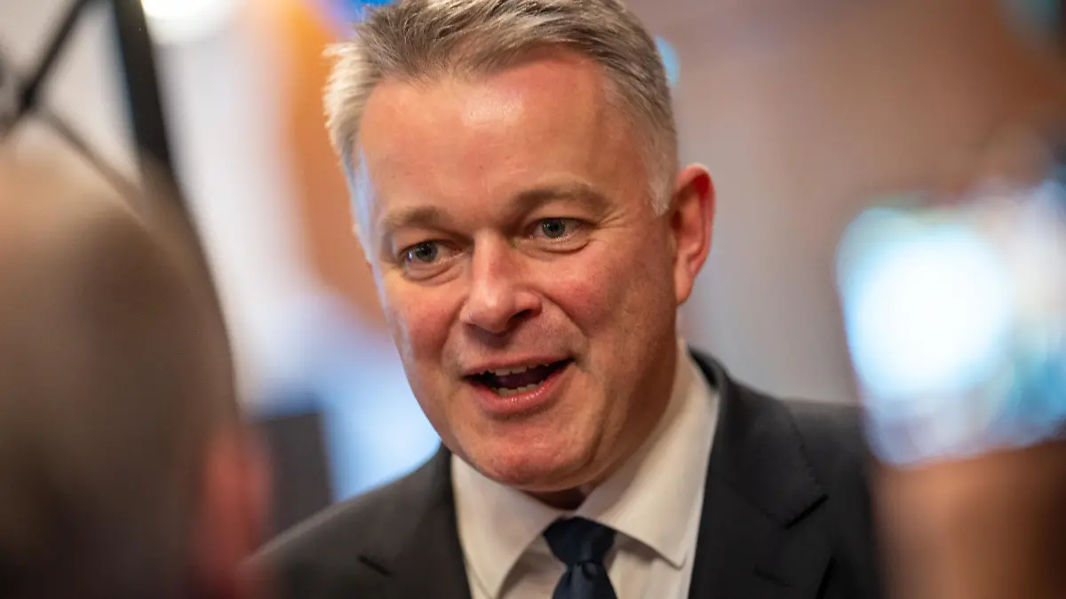 Gordon Schnieder, CDU-Spitzenkandidat, vor Beginn der Abschlussveranstaltung während eines Pressestatments