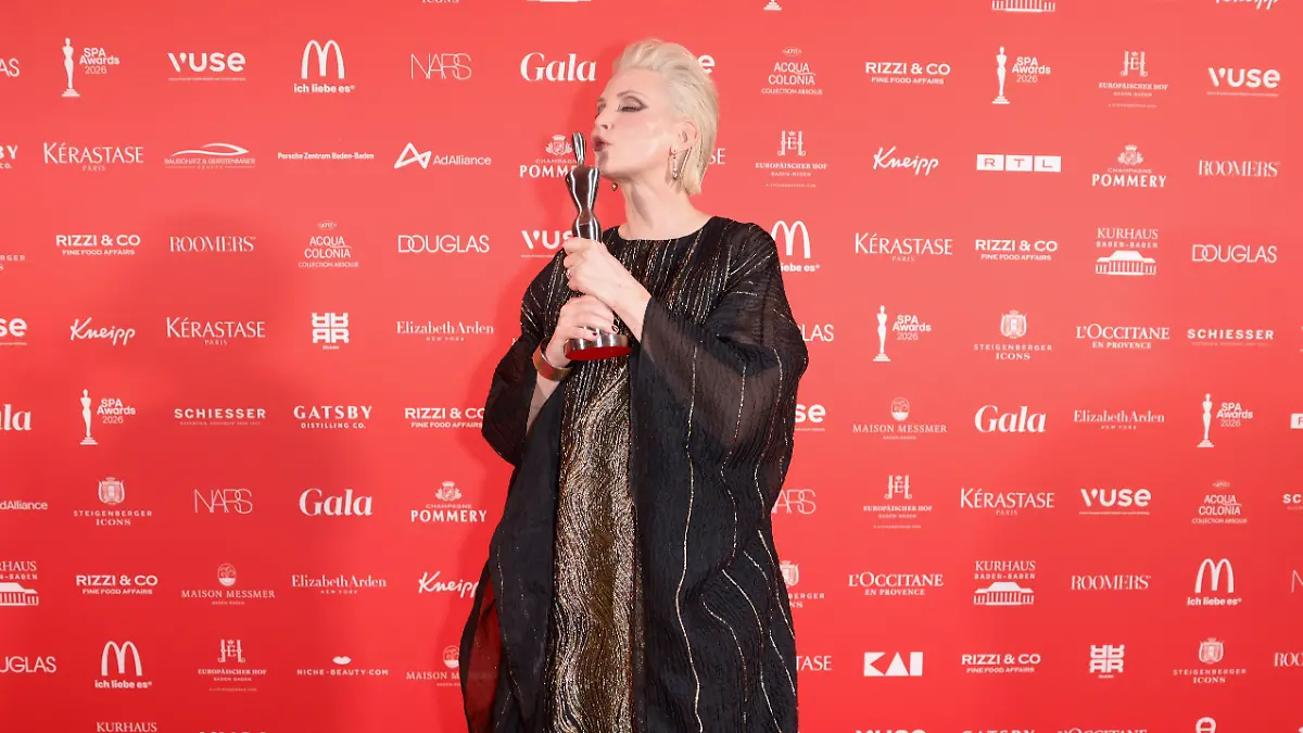 Nadja Auermann posiert mit dem „Beauty Idol”-Award bei den SPA AWARDS 2026 in Baden-Baden