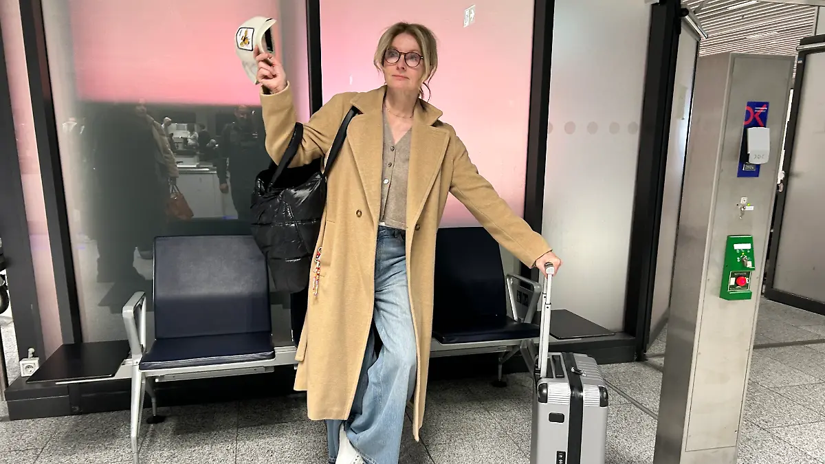 Panne am Flughafen: Nicht mehr alle Räder sind am Koffer von Frauke Ludowig
