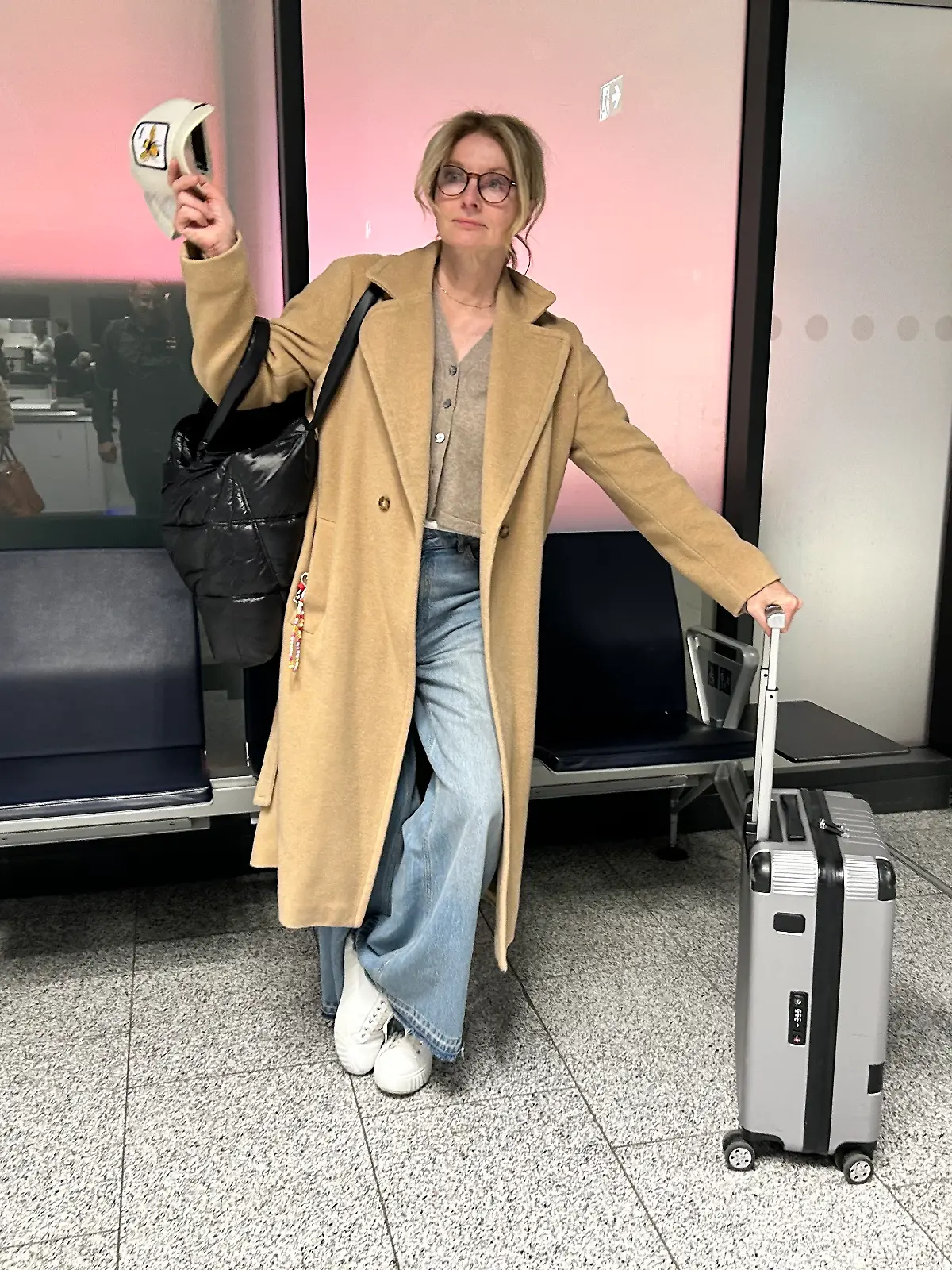 Panne am Flughafen: Nicht mehr alle Räder sind am Koffer von Frauke Ludowig