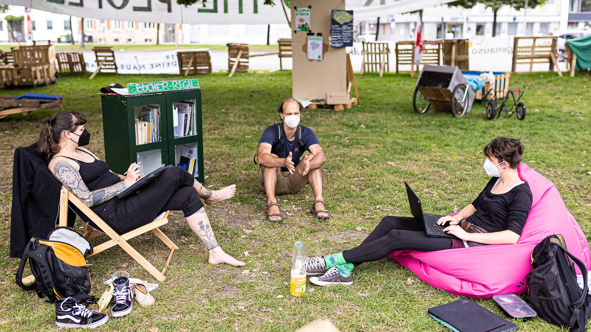 21.07.2021, Niedersachsen, Hannover: Teilnehmer vom Protestcamp der Bewegung «Fridays for Future» im Maschpark unterhalten sich. Die Umweltaktivisten fordern mehr Einsatz für den Klimaschutz. Foto: Moritz Frankenberg/dpa +++ dpa-Bildfunk +++