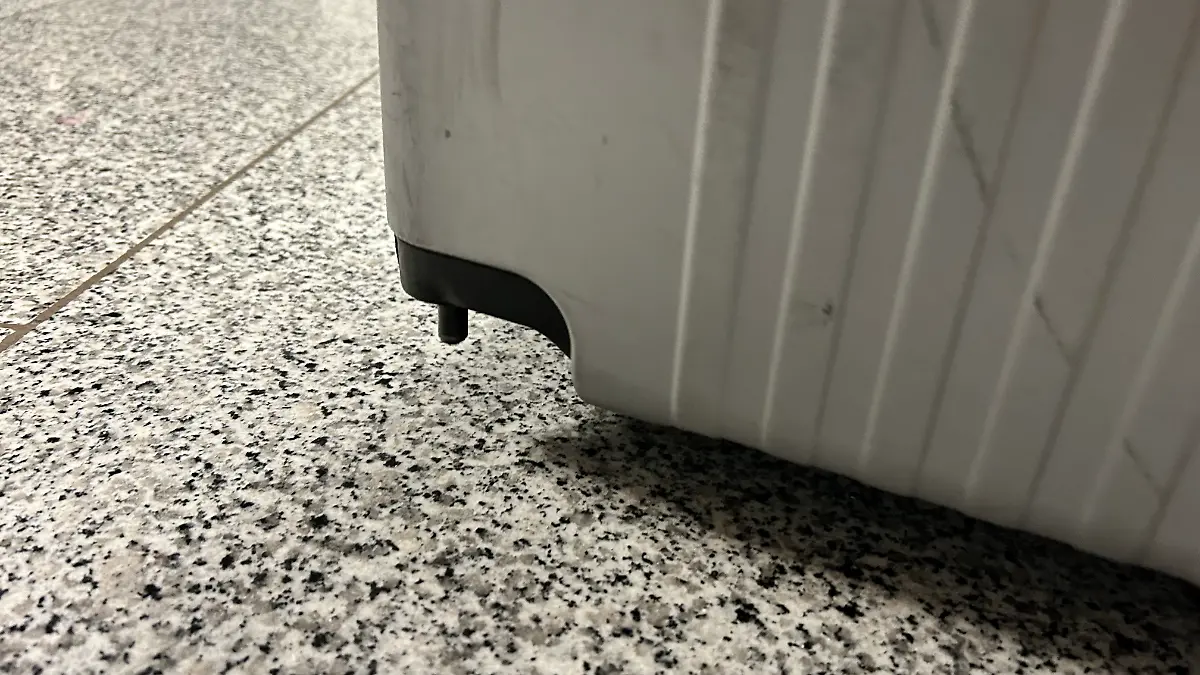 Da fehlt was: Frauke Ludowigs ramponierter Koffer hat ein Rad ab