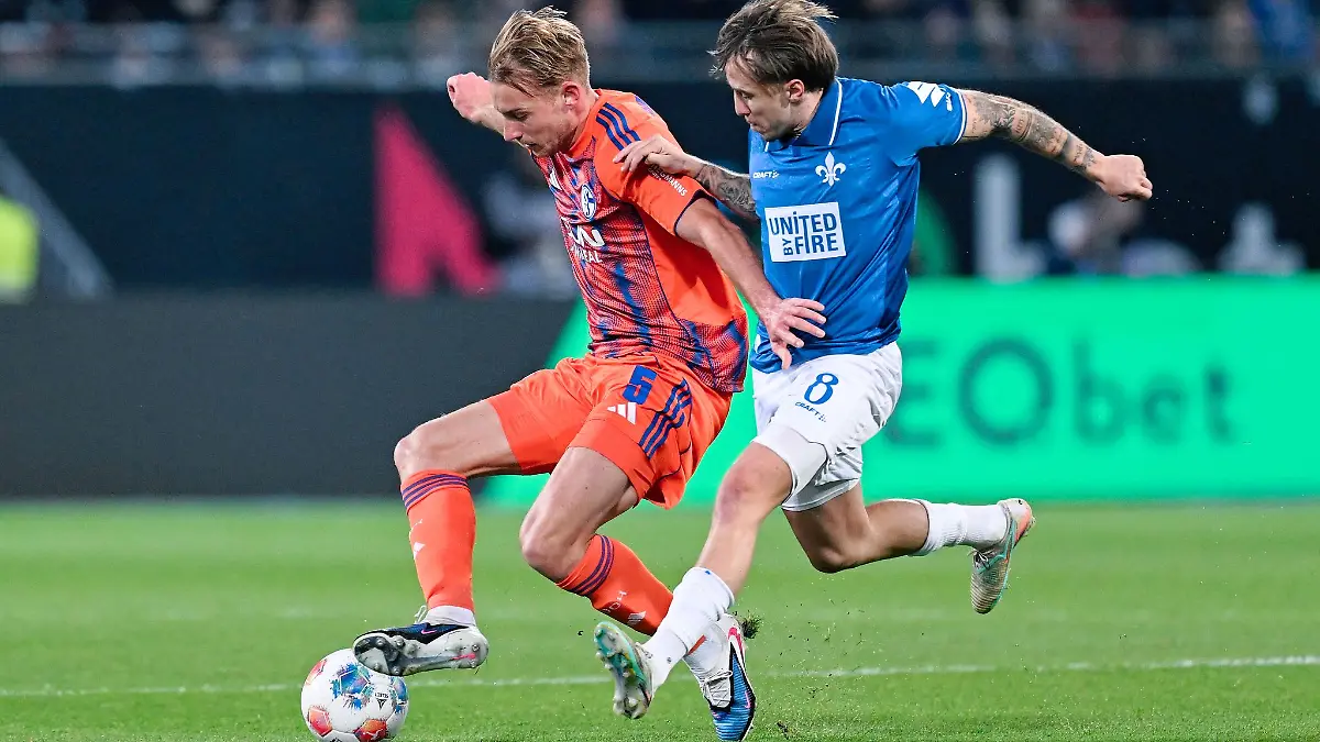 Schalkes Timo Becker (l.) im Duell mit Darmstadts Luca Marseiler.