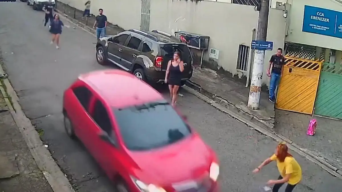 Schock-Moment vor Kinderbetreuung! Mann klaut Auto – samt Baby! Nur Sekunden, nachdem sie ausgestiegen ist