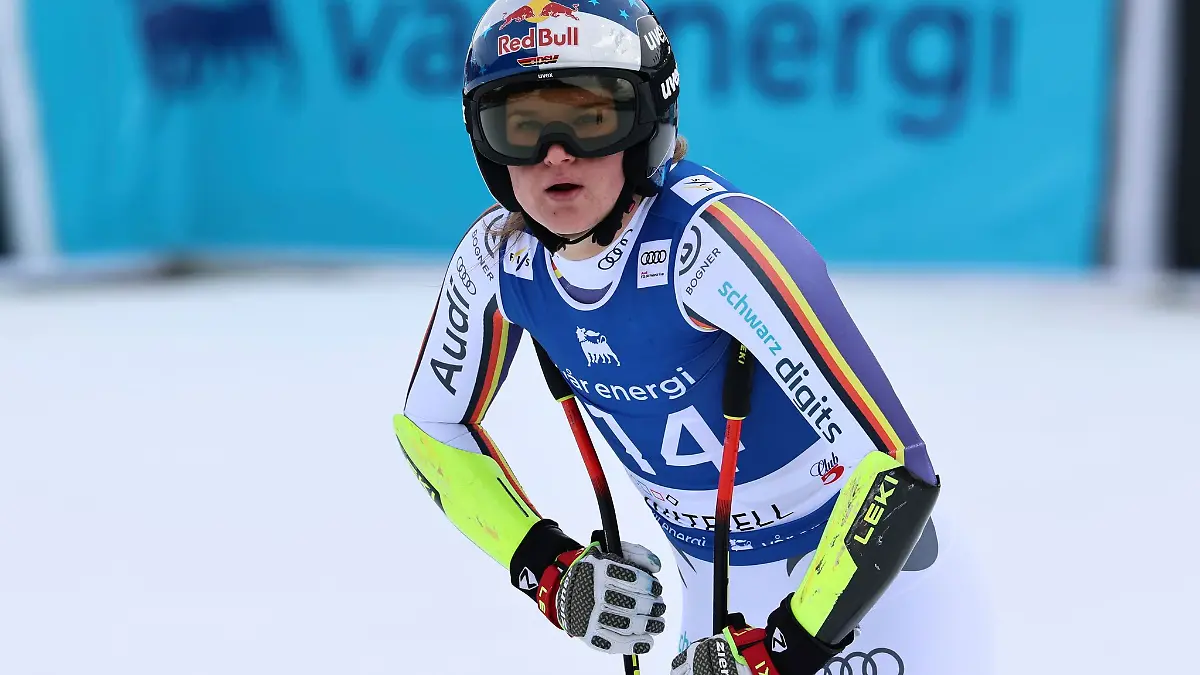 Emma Aicher blickt nach dem Super-G enttäuscht auf die Anzeigetafel.