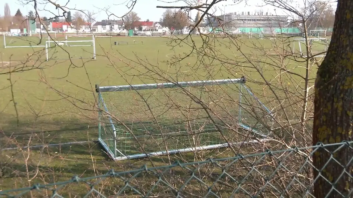 Schreckliches Drama in Erlangen! Fußballtor stürzt um – Junge (7) stirbt Gutachter und Staatsanwaltschaft ermitteln