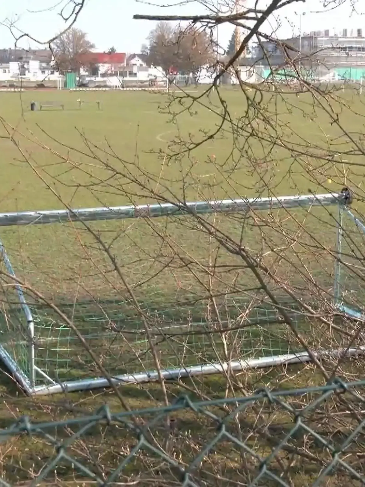 Bild zu: "Schreckliches Drama in Erlangen! Fußballtor stürzt um – Junge (7) stirbt"