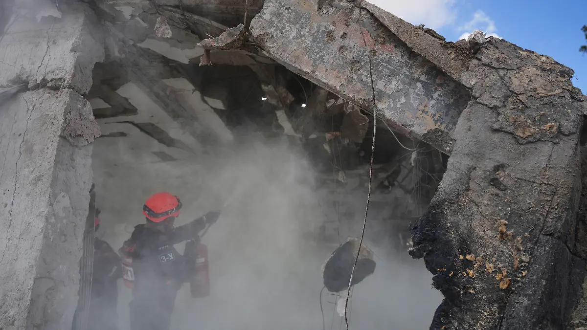 Feuerwehrleute arbeiten daran, das Feuer an der Stelle zu löschen, die von einer iranischen Rakete getroffen wurde. +++ dpa-Bildfunk +++