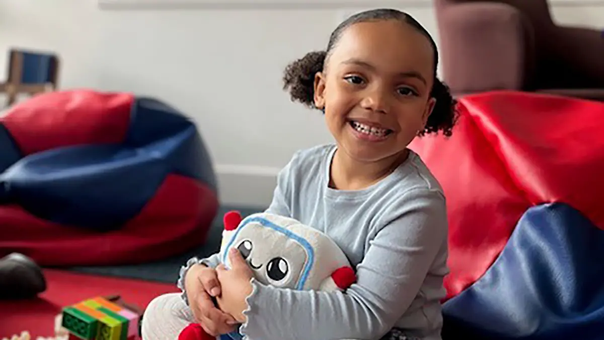 Die dreijährige Mia spielt während eines Experiments an der Universität Cambridge mit einem KI-gestützten Plüschtier (undatiertes Handout). Experten zufolge birgt KI-Spielzeug für Kinder beträchtliche Risiken. +++ dpa-Bildfunk +++