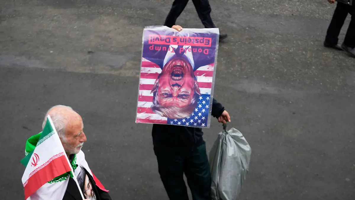 Ein Mann hält ein Bild von US-Präsident Trump nach dem Freitagsgebet in der Großen Imam-Khomeini-Moschee in der iranischen Hauptstadt. +++ dpa-Bildfunk +++