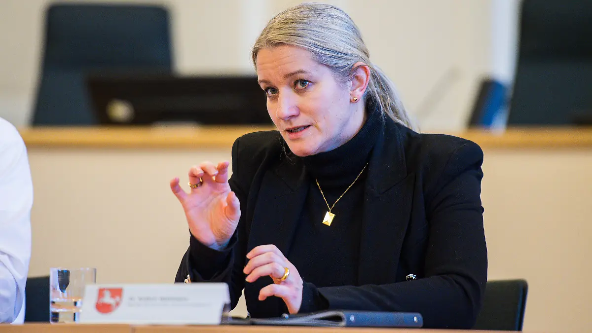 10.01.2024 - Dr. Kathrin Wahlmann SPD im Landgericht in Osnabrück: Die Niedersächsische Justizministerin während ihres Besuchs im Schwurgerichtssaal 272. , *** 10 01 2024 Dr. Kathrin Wahlmann SPD at the District Court in Osnabrück The Minister of Justice of Lower Saxony during her visit to the jury courtroom 272 ,