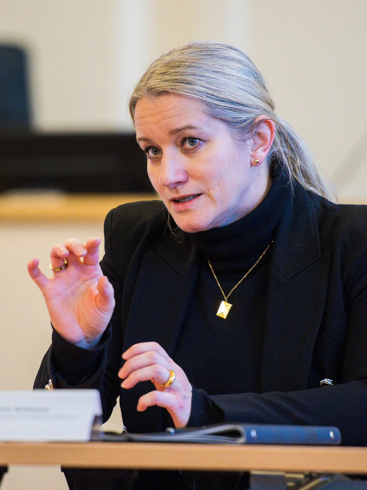 10.01.2024 - Dr. Kathrin Wahlmann SPD im Landgericht in Osnabrück: Die Niedersächsische Justizministerin während ihres Besuchs im Schwurgerichtssaal 272. , *** 10 01 2024 Dr. Kathrin Wahlmann SPD at the District Court in Osnabrück The Minister of Justice of Lower Saxony during her visit to the jury courtroom 272 ,