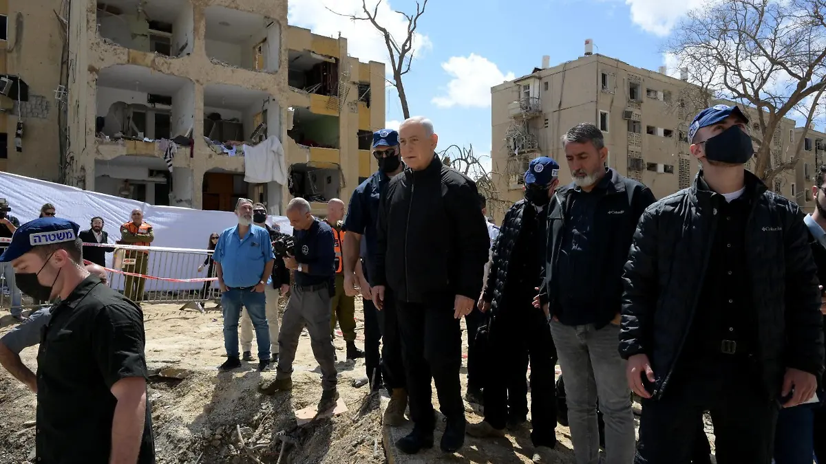 ARAD, ISRAEL - MARCH 22: (----EDITORIAL USE ONLY Äì MANDATORY CREDIT - 'AVI OHAYON / GPO / HANDOUT' - NO MARKETING NO ADVERTISING CAMPAIGNS - DISTRIBUTED AS A SERVICE TO CLIENTS----) Israeli Prime Minister Benjamin Netanyahu inspects damage at a site hit by a missile during an Iranian retaliatory attack in Arad, Israel, on March 22, 2026. Avi Ohayon / GPO / Handout / Anadolu