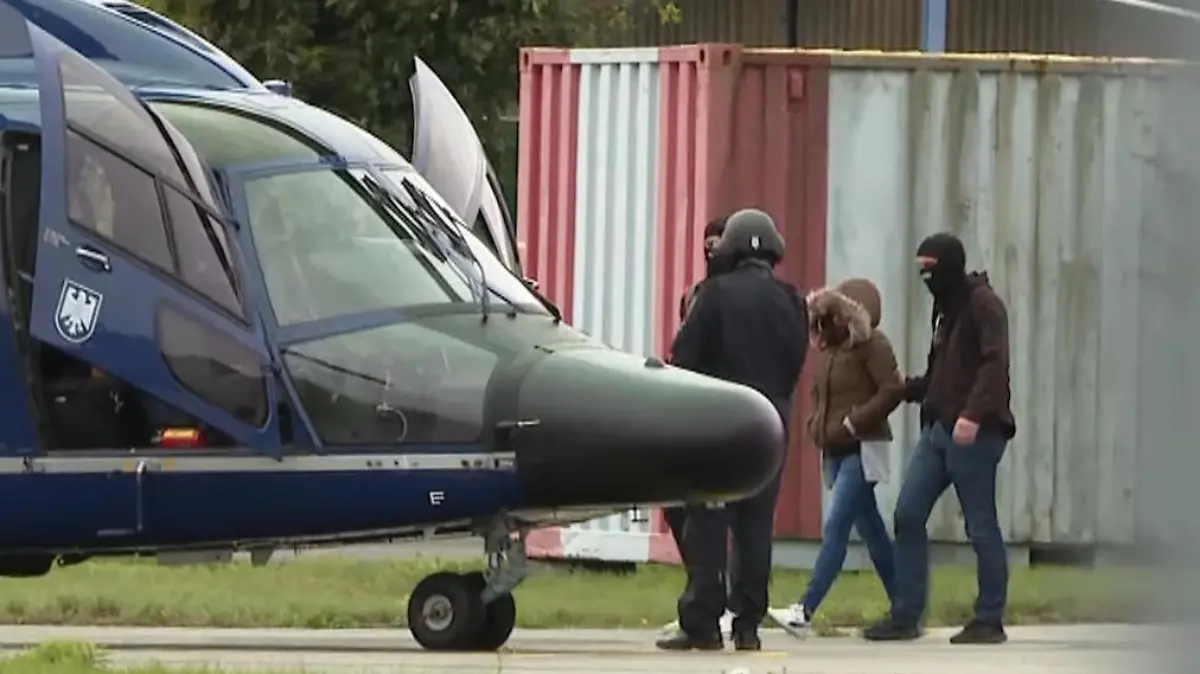 09.09.2019, Hamburg: Eine Frau (2.v.r.) wird von vermummten Polizisten zu einem Hubschrauber der Bundespolizei geführt. Die Bundesanwaltschaft hat die Witwe des Berliner Gangsterrappers und späteren IS-Terroristen Denis Cuspert alias Deso Dogg festnehmen lassen. Die deutsche und tunesische Staatsangehörige Omaima A. wurde in Hamburg verhaftet, wie die Bundesanwaltschaft in Karlsruhe am Montag (0909.2019) mitteilte. Sie sei dringend verdächtig, in Syrien Mitglied der Terrormiliz Islamischer Staat (IS) gewesen zu sein. Foto: Telenewsnetwork/dpa +++ dpa-Bildfunk +++