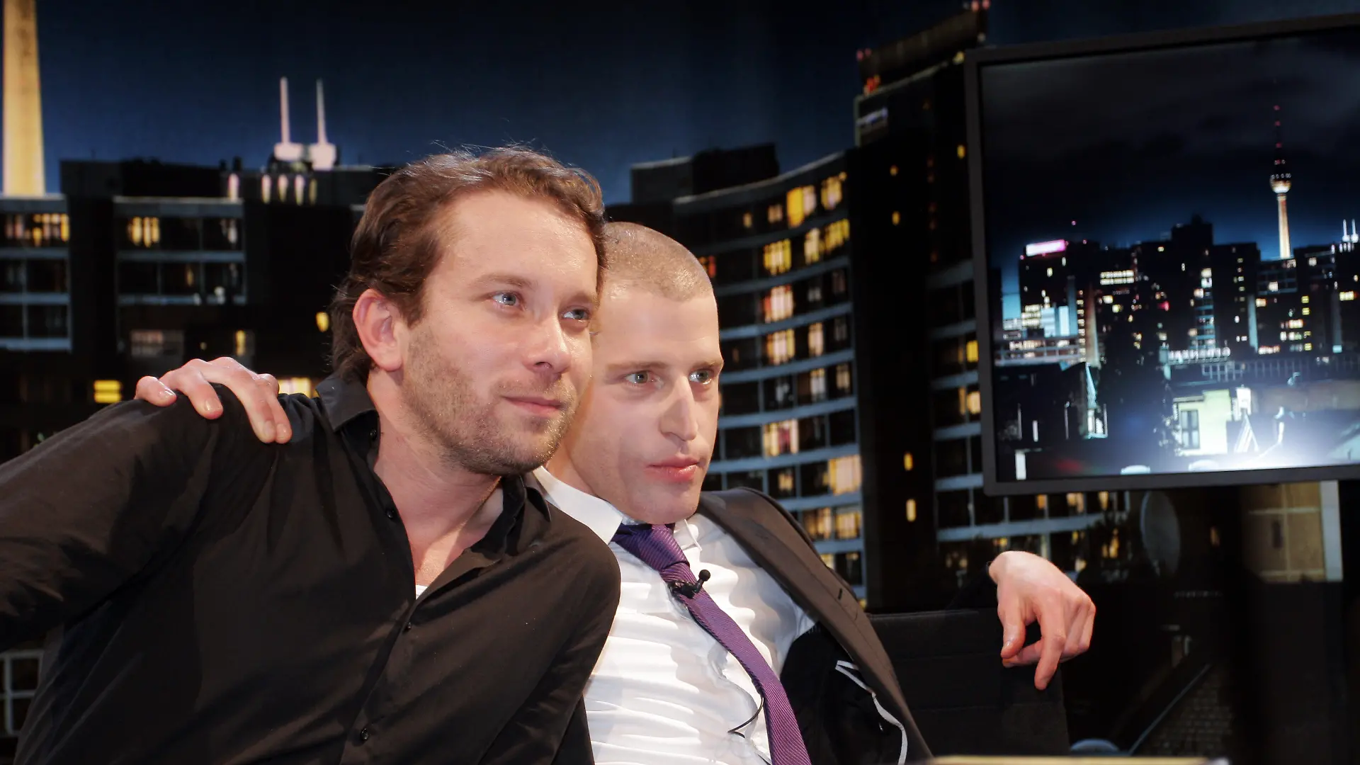 Der Produzent und Schauspieler Christian Ulmen (l) und Autor und Gastgeber Benjamin von Stuckrad-Barre